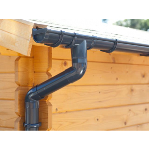 PVC dakgootset gemonteerd aan houten schuur, dubbelzijdig, antraciet, met uitloop naar regenpijp, lengte 350-1050 cm